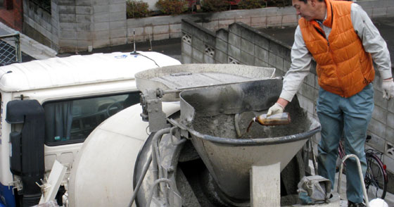 バイオ活性液６００Ｌ(活性液１００Ｌ)をコンクリートに混入し、コンクリート自体の酸化を防止します。